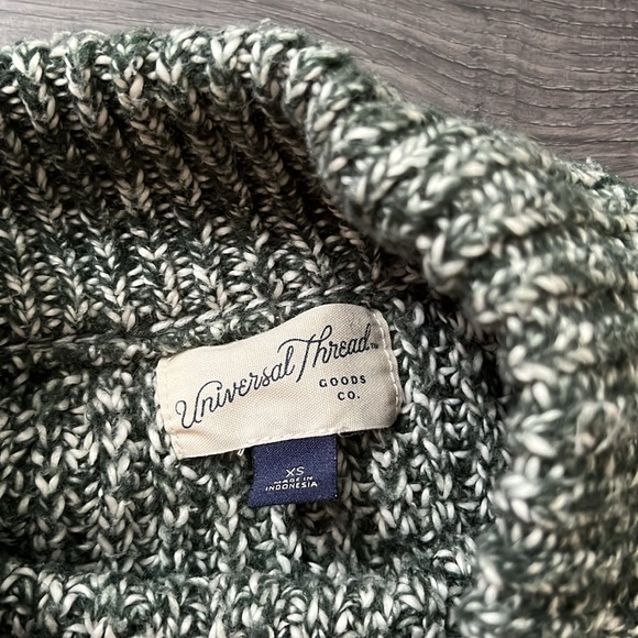 Universal Thread sweater, green and white, size xs - Picture 3 of 3